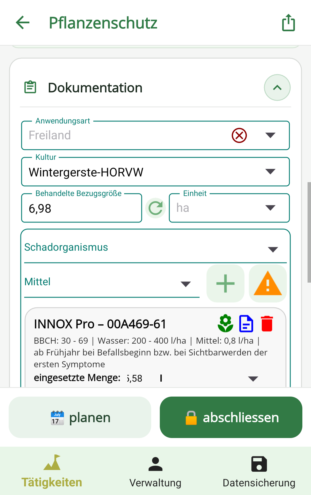 Zum gewählten Mittel zeigt die App Zulassungsnummer, BBCH-Fenster, Wasser- und Mittelaufwand – und rechnet die eingesetzte Menge aus der Fläche aus.