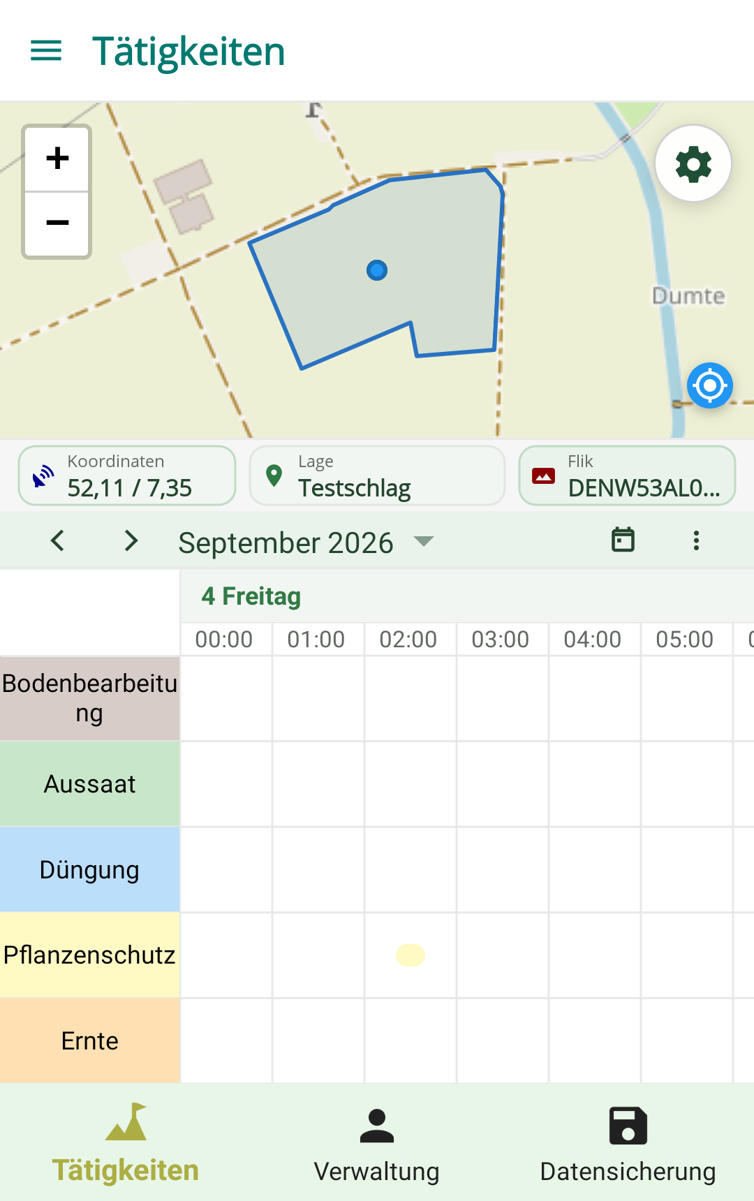 Karte mit dem Schlag, darunter Koordinaten, Lage und FLIK – und der Tagesplan mit einer Zeile je Tätigkeitstyp.